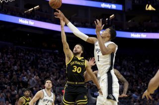 Stephen Curry (à gauche) stoppé par Victor Wembanyama: une image trompeuse. KEYSTONE/AP/Jed Jacobsohn